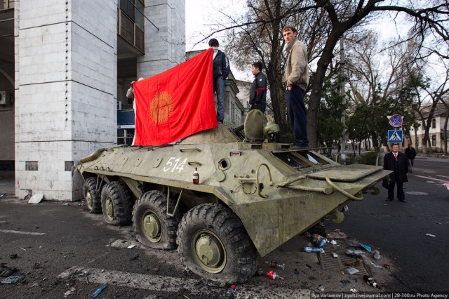 Первый день после революции. Бишкек 2010.