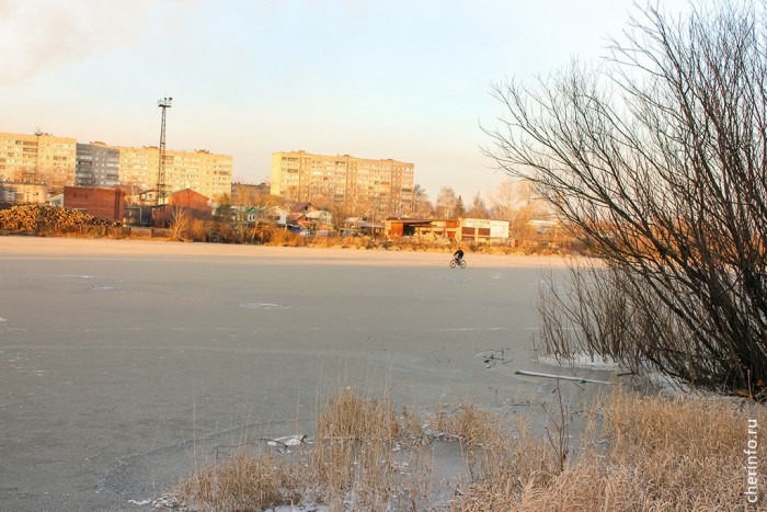 Череповчанин уехал от спасателей и полиции по льду реки на электровелосипеде