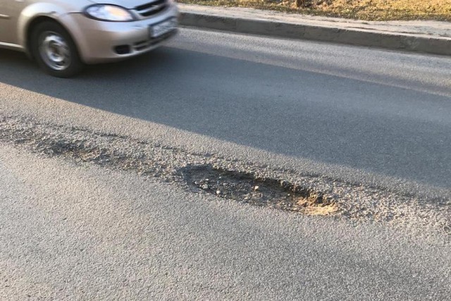 «Просто обнаглели»: в Казани гаишники оштрафовали водителя за то, что угодил колесами в яму на дороге