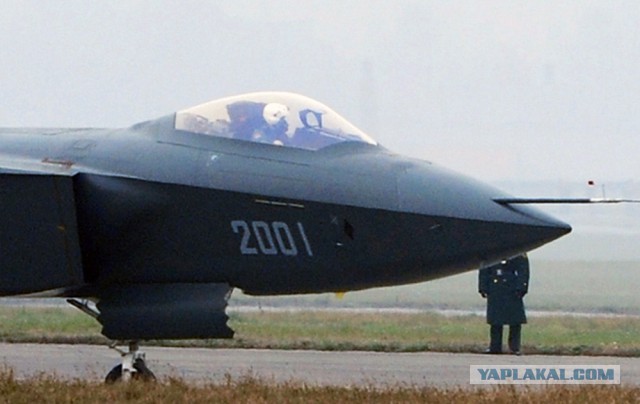 Китайский истребитель пятого поколения J-20 поднялся в небо