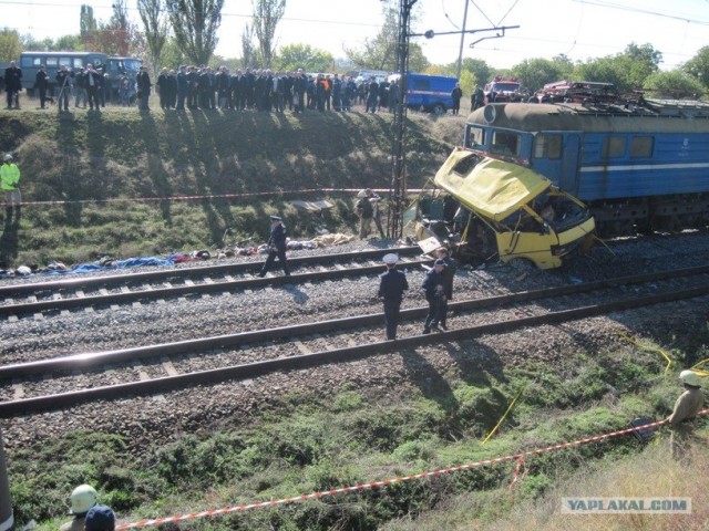 Столкновение поезда с автобусом в Днепропетровске
