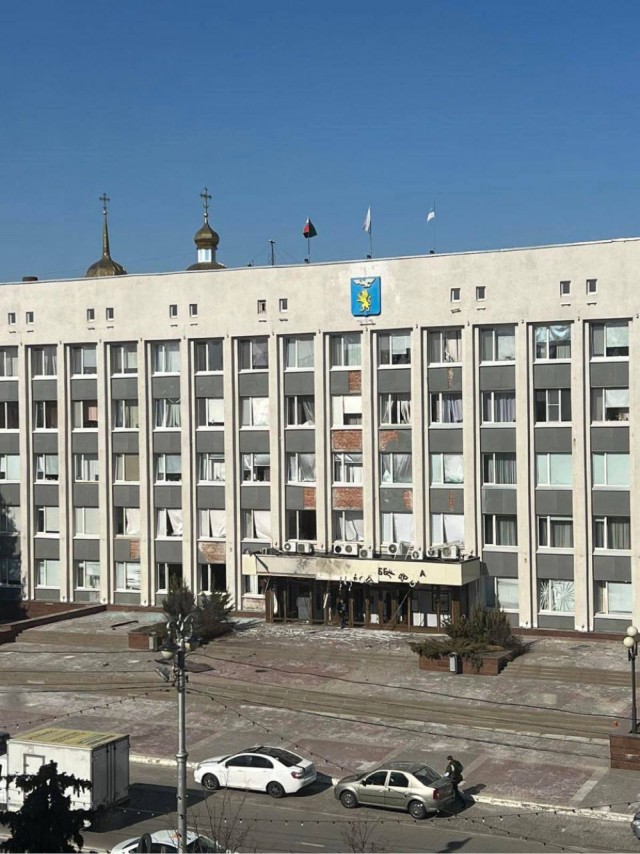 Беспилотник атаковал здание администрации Белгорода