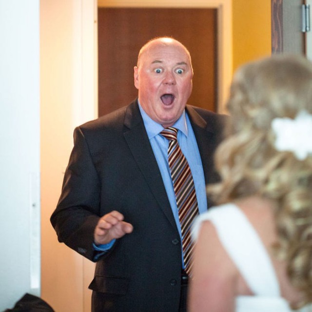 Непередаваемые эмоции, когда отцы впервые увидели своих дочерей в свадебных платьях