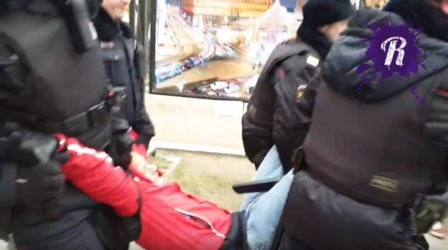 В Москве задержали мужчину с плакатом "Путин, уходи!"