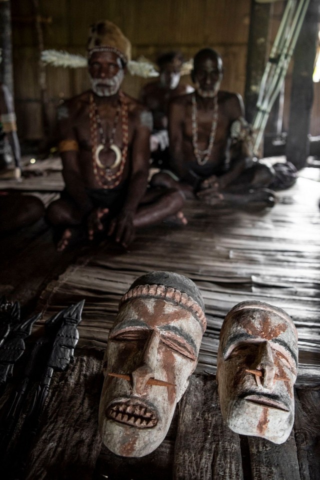Племя каннибалов Новой Гвинеи, которое "убило и съело" наследника Рокфеллера 60 лет назад