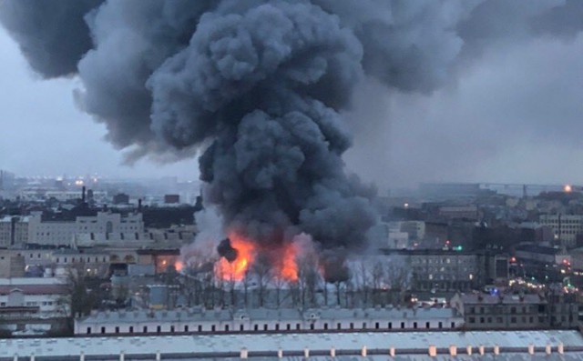В Санкт-Петербурге загорелся супермаркет "Лента"
