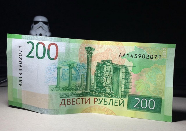 Новые 200-рублевки в Крыму продают по 500