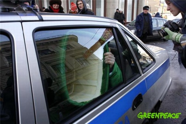 Доблестная милиция и Greenpeace 2