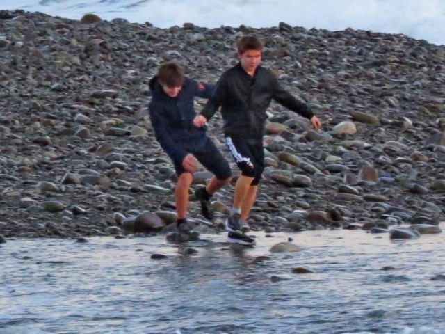 В Сочи двух подростков унесло в море штормовой волной. Их пока не нашли
