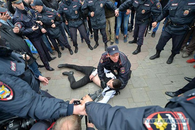 На Урале митингующий ,,онжеребенок" устроил припадок, чтобы не оштрафовали