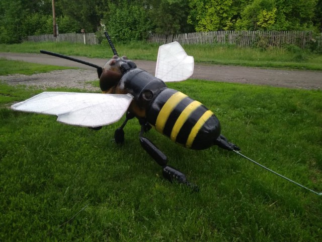 Пчела из подручных материалов