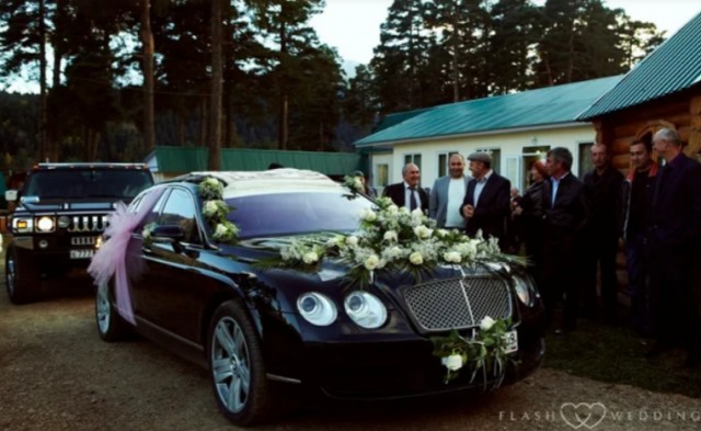 Зачем на Кавказе крыши свадебных лимузинов сверху украшают коврами