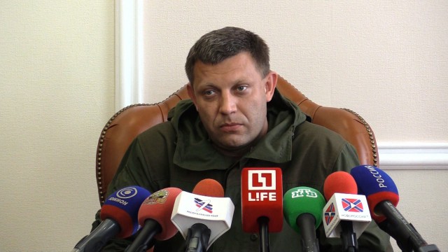 Глава ДНР Захарченко пообещал "шлёпнуть" Савченко, если она приедет на фронт