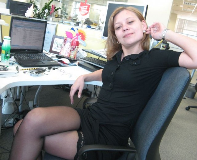 Селфи офисной работницы с волосатой пиздой в юбке