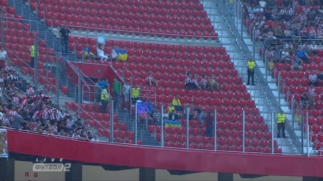 Фанатов с украинской символикой не пустили на матч