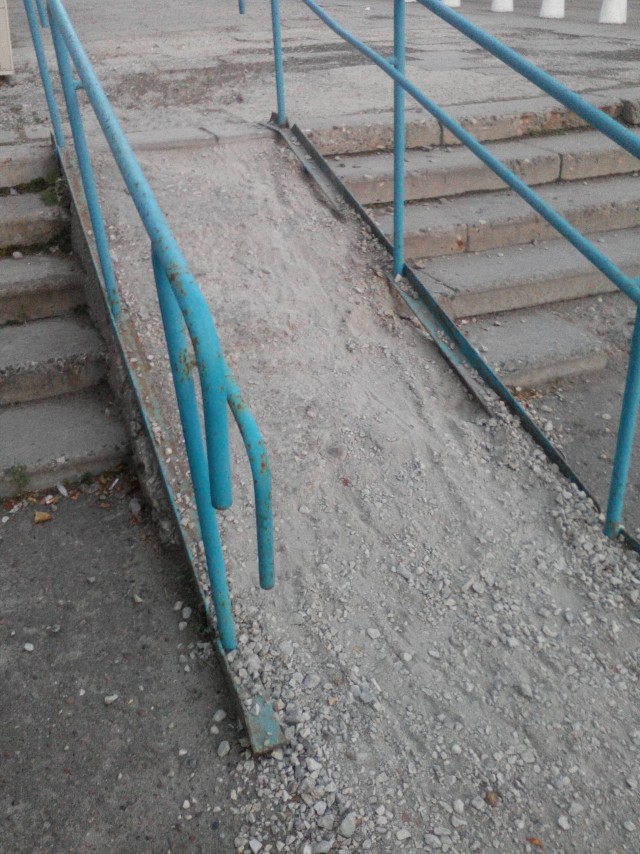 В Каменске-Уральском (Свердловская область) инвалид пытался забраться по пандусу в здание службы судебных приставов.