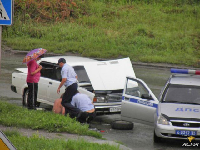 Инспекторы ДПС помогли новосибирцу с ремонтом автомобиля на трассе