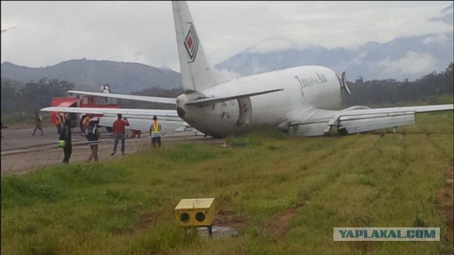 Аварийная посадка самолета без шасси в Индонезии