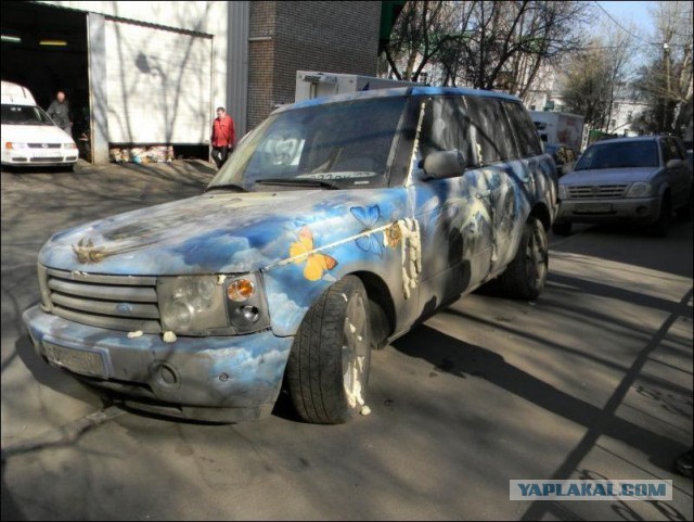 В Петербурге припаркованный на газоне внедорожник залили монтажной пеной