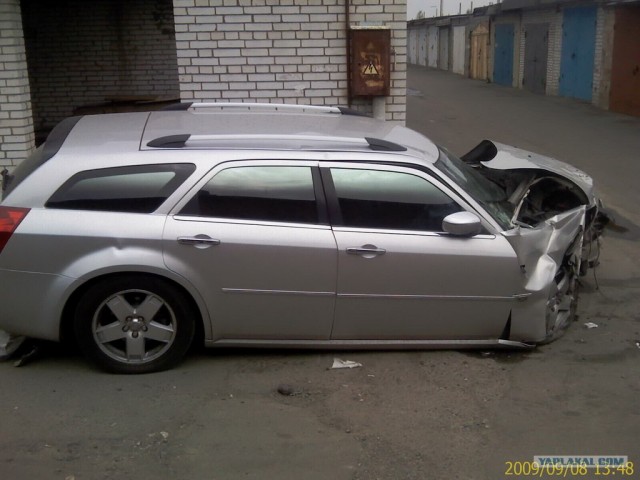 Chrysler 300c Vs Стена