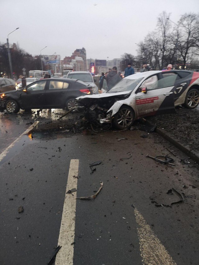 В массовом ДТП из 11 машин на Выборгском шоссе пострадали два человека