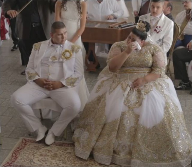На свадьбе цыган в Словакии невесту засыпали купюрами в 500 евро и золотом