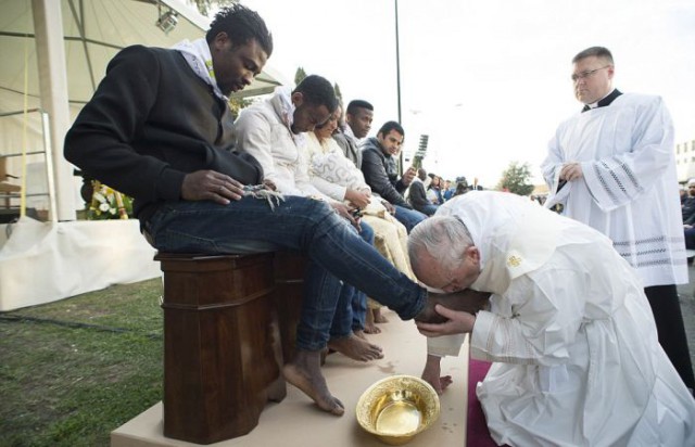 Папа Франциск в Чистый четверг обмыл ноги беженцам
