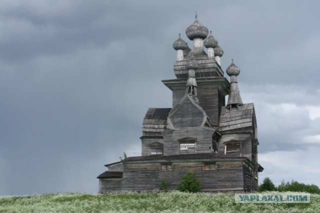 Уникальная деревянная Успенская церковь сгорела в Кондопоге