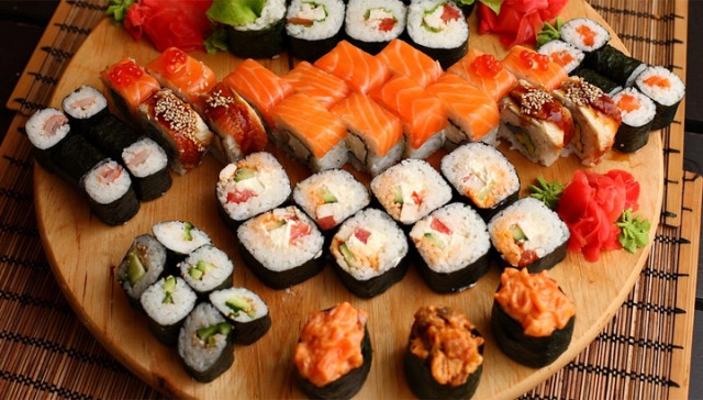 Ресторатор пожалел о "безразмерной порции": немецкий бодибилдер съел 100 порций суши