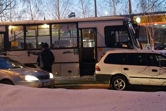 В Ангарске таксист протаранил автобус, чтобы спасти зажатого в дверях ребёнка