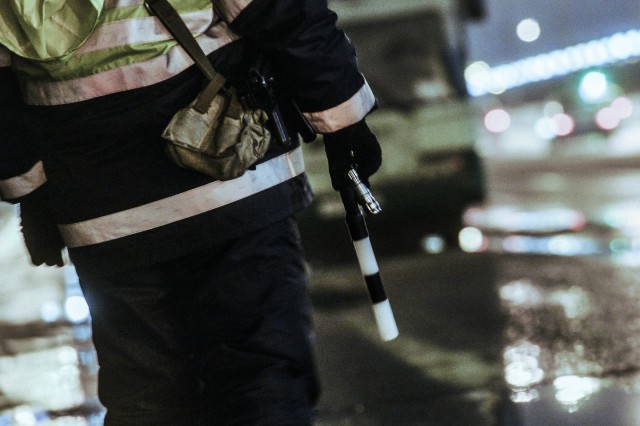 На Садовом кольце в Москве сотрудника ДПС избили и сломали его жезл