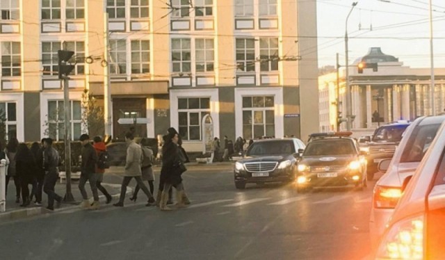 Кортеж президента Монголии пропустил пешеходов