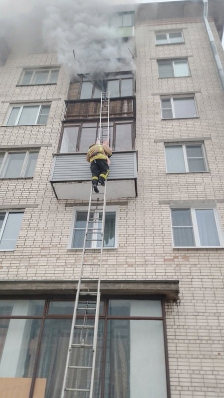 В Красном Селе пожарный спас ребенка из горящей квартиры