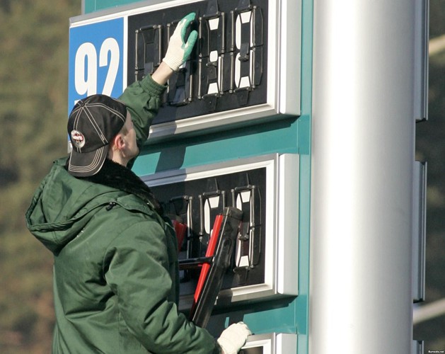 Медведев: тем, кто накручивает цены на бензин, нужно дать по рукам