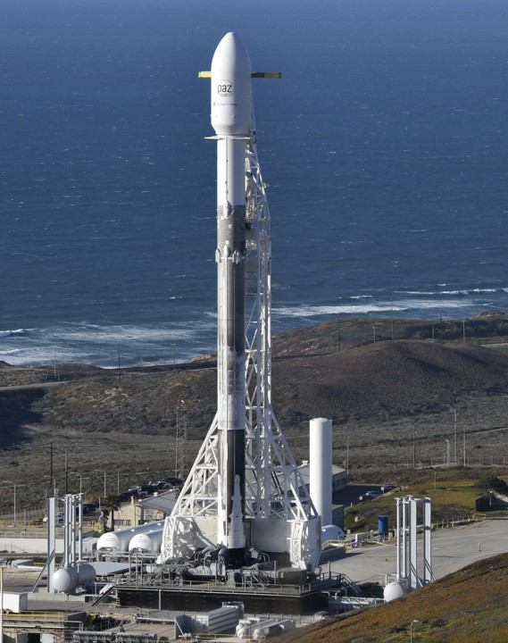 Запуск ракеты-носителя Falcon 9 со спутником Paz и двумя аппаратами MicroSat