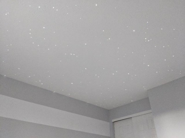 Папа сделал в спальне дочери звездное небо из оптоволокна. И вот каким образом