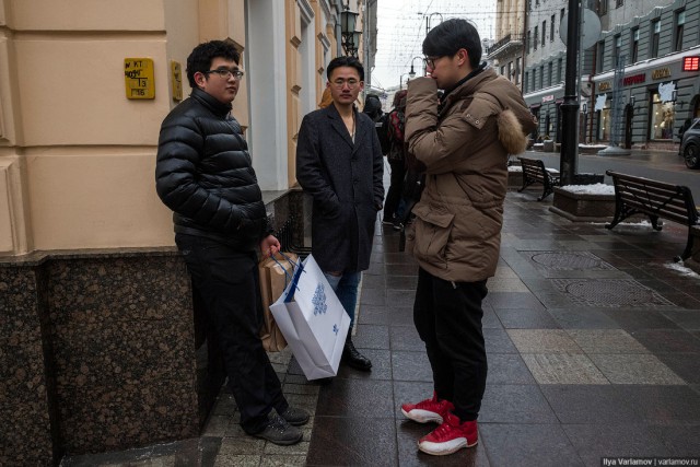 В Москве кризис! Люди стоят неделю на морозе, чтобы купить кроссовки за 17 000 р.!