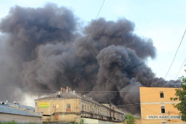 Пожар в Москве: дым виден за несколько километров