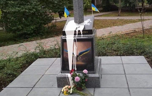 В Киеве облили краской памятник Тираэлю