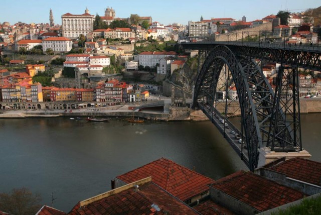 В Португалии обнаженная девушка прыгнула с 45-метрового моста...