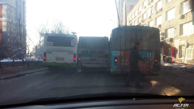 «Змей Горыныч» полностью блокировал движение по улице в Новосибирске