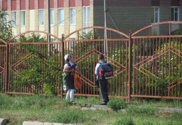 Детишки идут из школы
