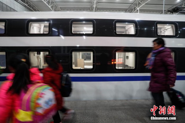 В Китае ввели в эксплуатацию двухэтажный скоростной поезд