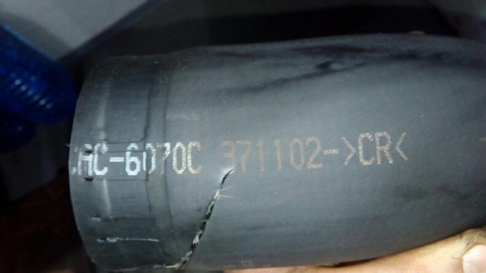 Патрубок интеркулера нижний левый на Опель Антара 2013 года 2.2 дизель номер детали 95383819