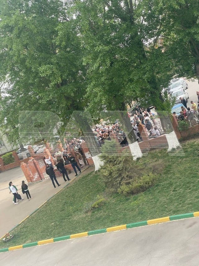 Школу в Батайске окружили мужчины из «Русской общины»: они пришли на сходку из-за конфликта учительницы с девятиклассником.