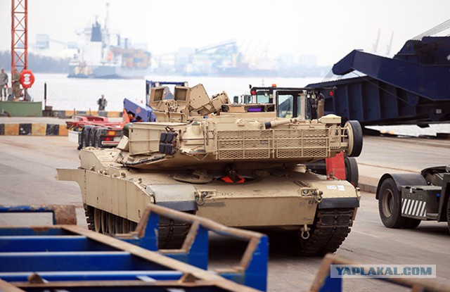 В Латвию доставили 120 танков и бронетехнику