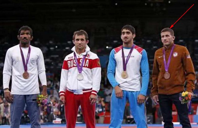 Индийский борец не захотел отбирать олимпийскую медаль у родных погибшего российского спортсмена