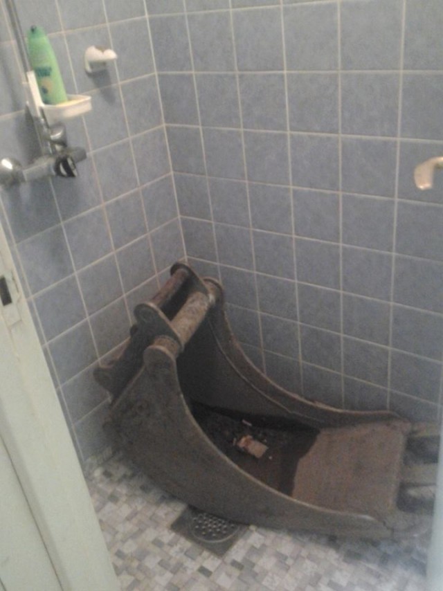 Некий тип после пьянки нашёл ЭТО у себя в ванной.