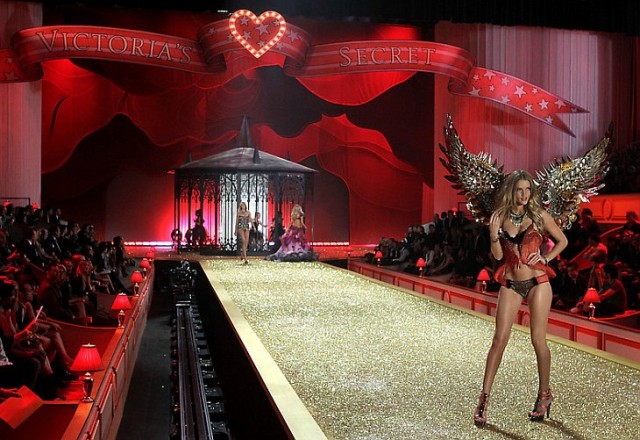 Шоу Victoria`s Secret 2010 в Нью-Йорке