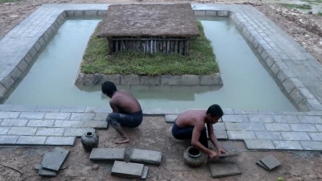 Два камбоджийца построили домик с бассейном всего за две недели, используя подручные материалы